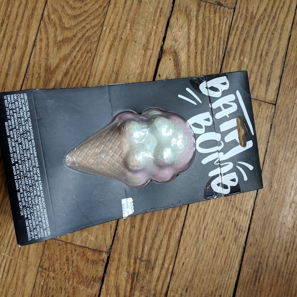 NWT Ice cream bath bomb stardust